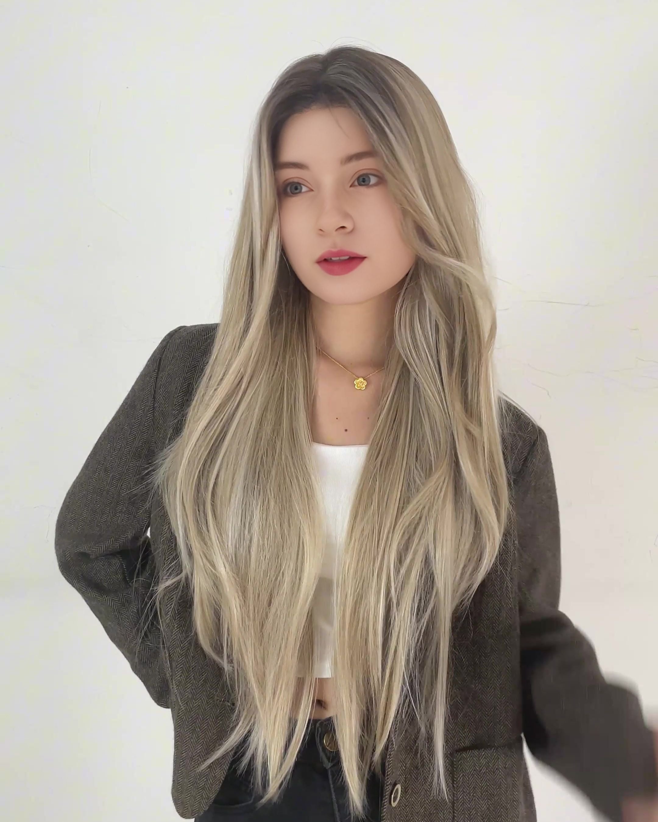 Isabelle – Ash Beige Blonde Classic 13x6 Lace Front Wig