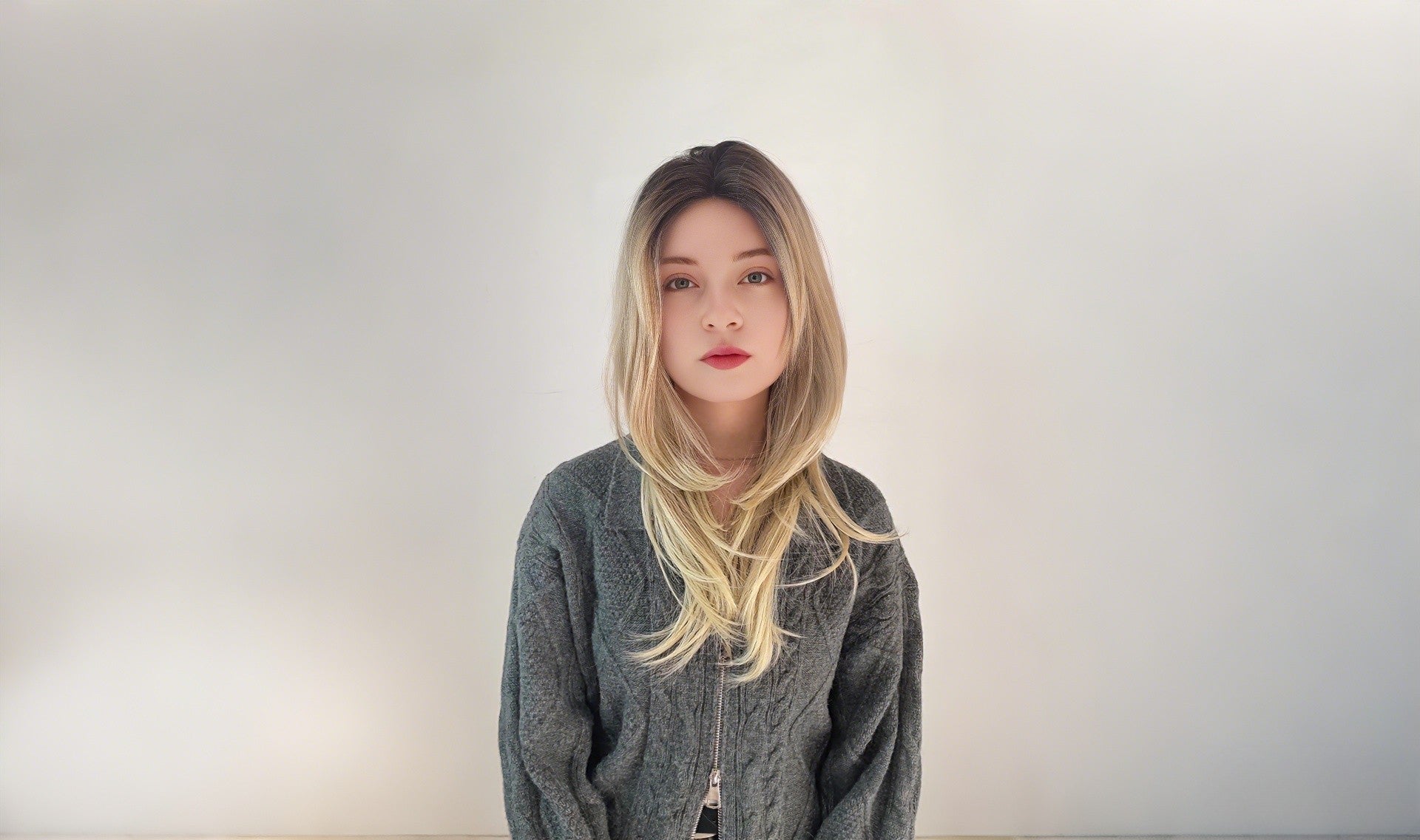 “Mono top wig with real-scalp parting in ash blonde, soft breathable fibers”